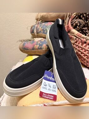 Dearfoams Closed Back Slip Ons in Black with White Soles Plush Lined size 8